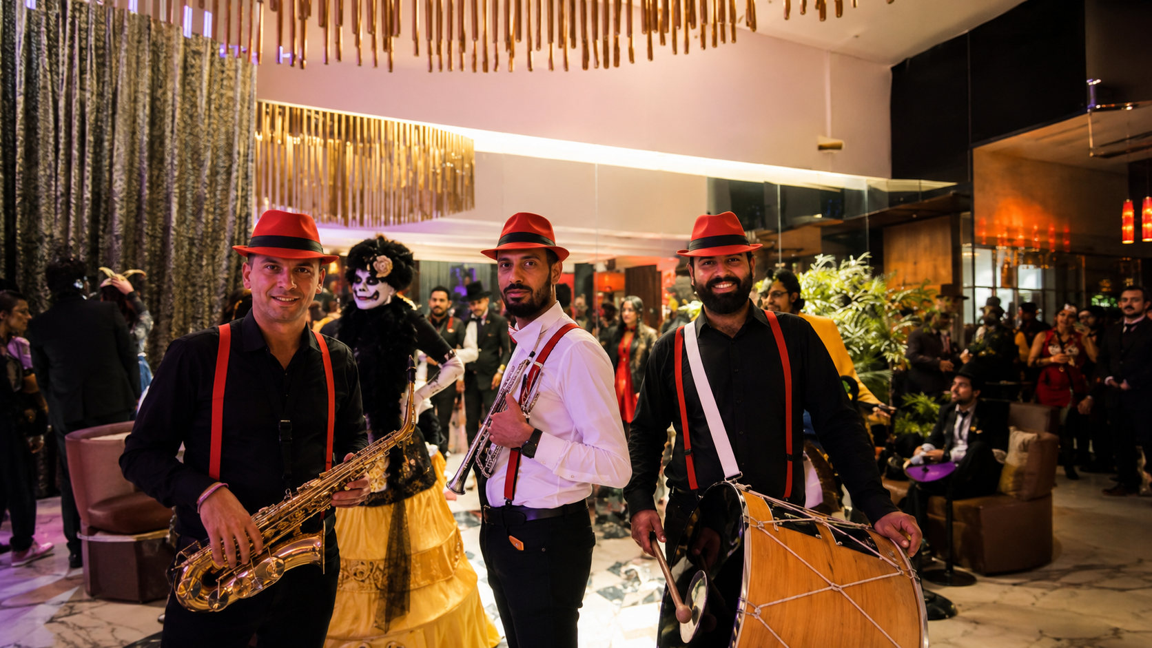Halloween etkinliği bando performansı